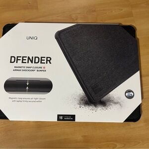 UNIQ DFENDER Laptop Case in Black